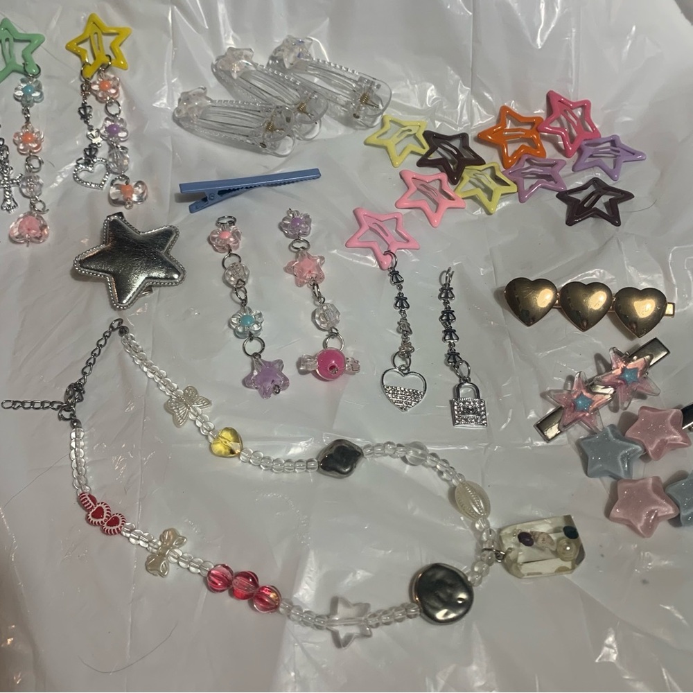 Little girls accessories,necklace and hair clips comes with add on fun charmes